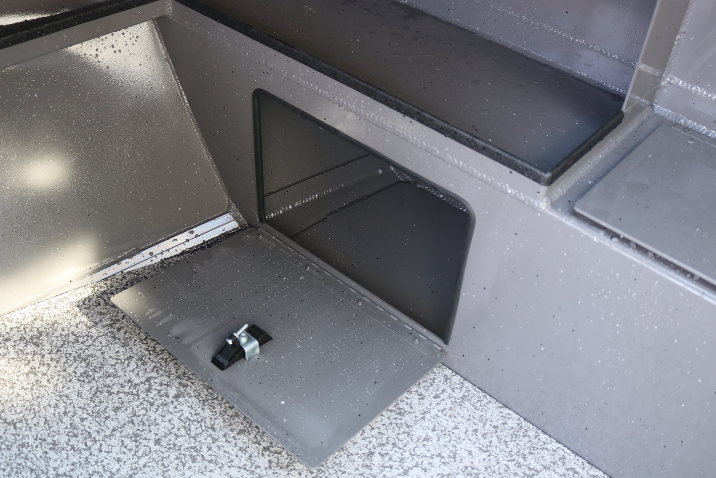 Alumaweld Stryker Sport 220